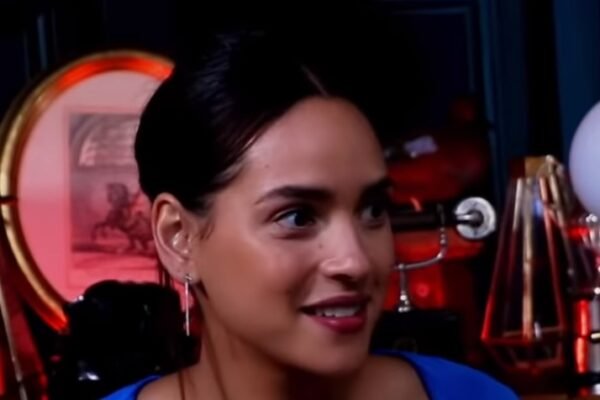 Adria Arjona encerra maratona de moda entre Milão e Paris em jantar da Tiffany