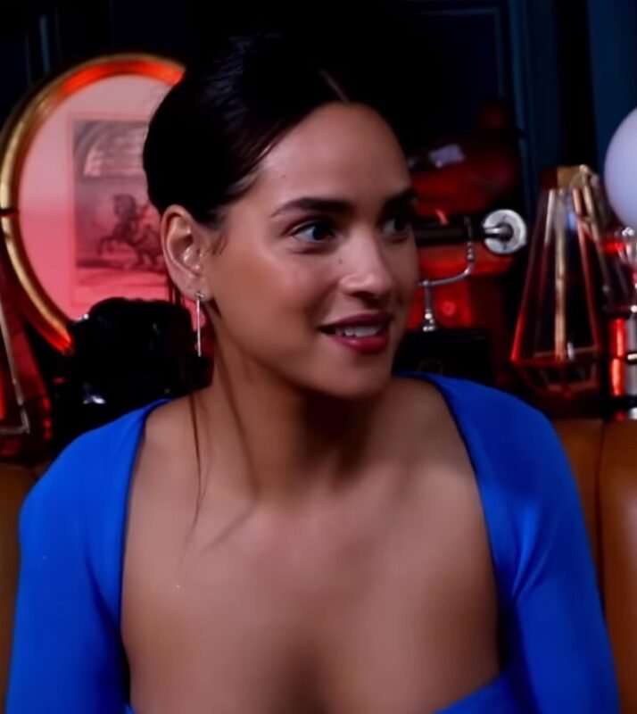 Adria Arjona encerra maratona de moda entre Milão e Paris em jantar da Tiffany