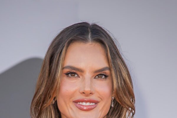 Alessandra Ambrosio desfila pela 20ª vez no Victoria's Secret Fashion Show