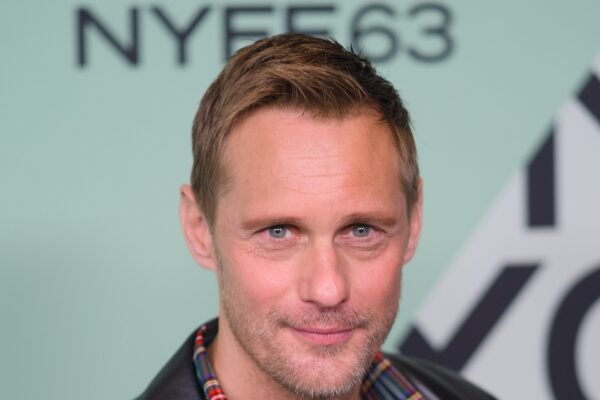 Alexander Skarsgård veste camiseta com o rosto de Olivia Colman