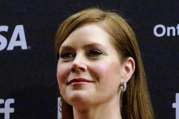 Amy Adams aposta em vestido Rosie Assoulin com punhos brancos em Nova York