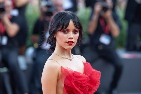 Amy Adams e Jenna Ortega revisitam Oscar de la Renta e Thom Browne no tapete vermelho