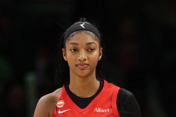 Angel Reese chega à final da WNBA com scarpin Gucci Vittoria de R$ 6,7 mil