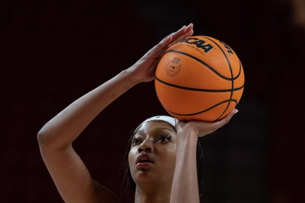 Angel Reese combina Chanel e Gucci com salto de 80 mm no túnel da final da WNBA