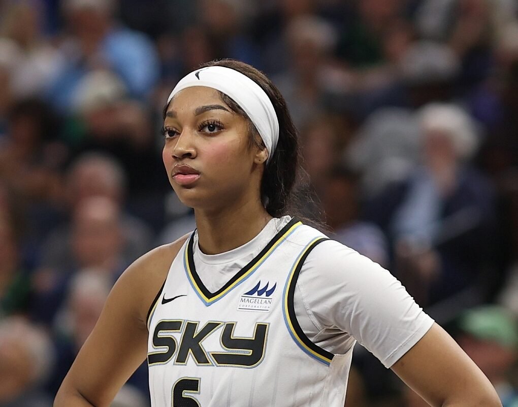 Angel Reese faz história na final da WNBA e coleciona looks de Versace e Valentino