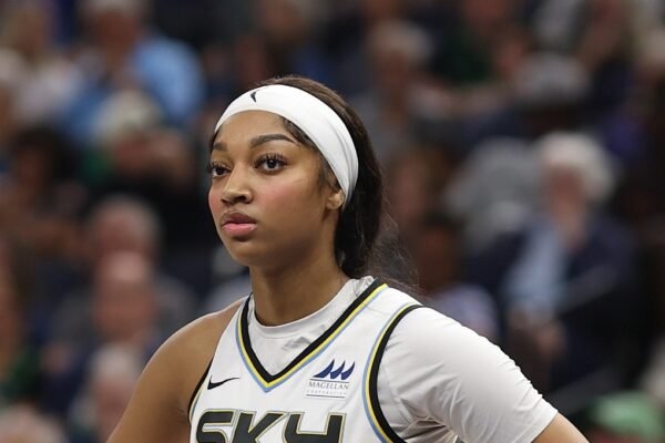 Angel Reese faz história na final da WNBA e coleciona looks de Versace e Valentino