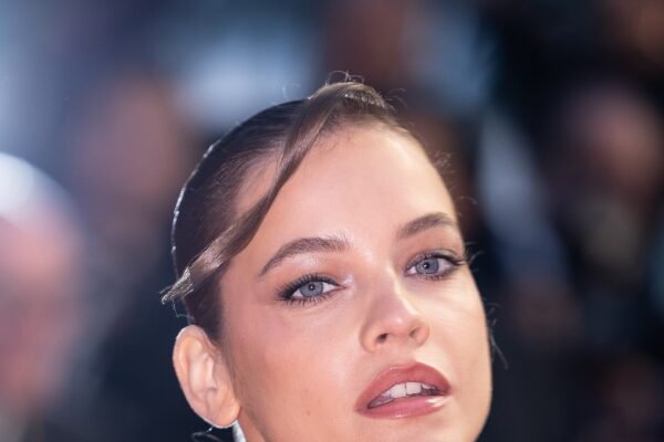 Barbara Palvin volta à passarela da Victoria's Secret seis semanas após o parto