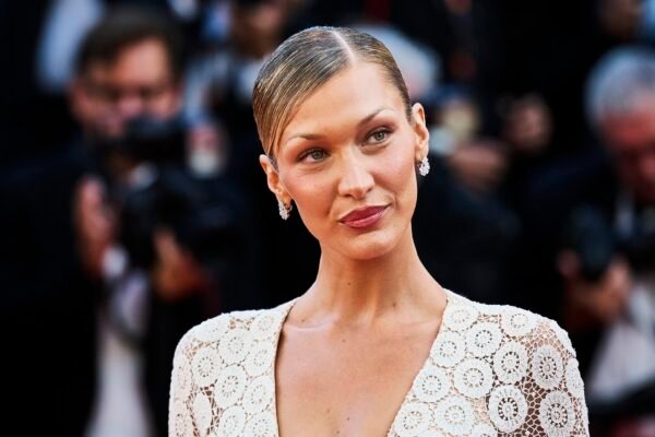 Bella Hadid vai a after-party da Victoria's Secret de renda preta e evoca Britney Spears
