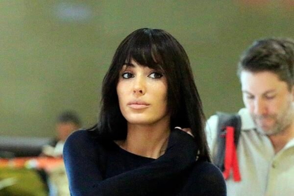 Bianca Censori aposta em body de rede sem nada por baixo em noite com Kanye West
