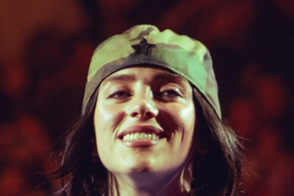 Billie Eilish e Finneas lançam coleção de joias com John Hardy a partir de R$ 1.100