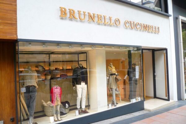 Brunello Cucinelli avança 13,5% no 3T26 e contraria o ritmo do luxo