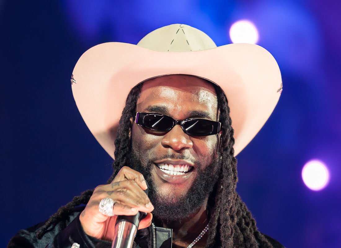 Burna Boy lança primeira collab com a On: Cloudmonster vermelho e Roger Clubhouse branco