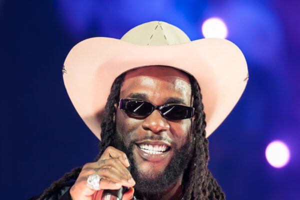 Burna Boy lança primeira collab com a On: Cloudmonster vermelho e Roger Clubhouse branco