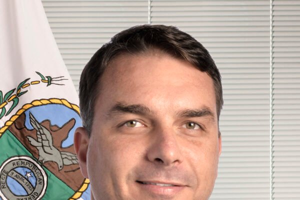 Buscas por Flávio Bolsonaro aumentam após debate com Lula na Band