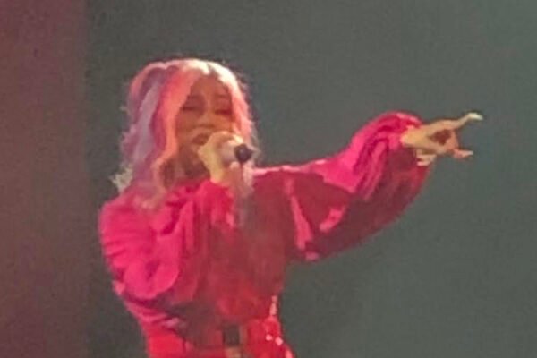 Cardi B se presenteia com Rolex Barbie de R$ 15 milhões e diamante de 7 quilates