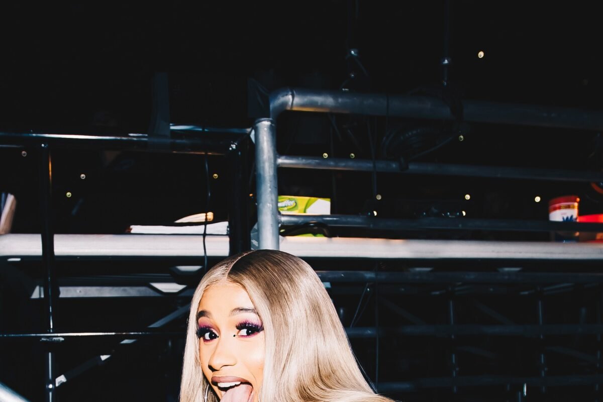 Cardi B usa Mugler vintage inspirado em Naomi Campbell no Tiny Desk