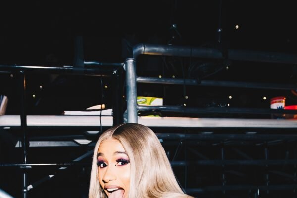 Cardi B usa Mugler vintage inspirado em Naomi Campbell no Tiny Desk