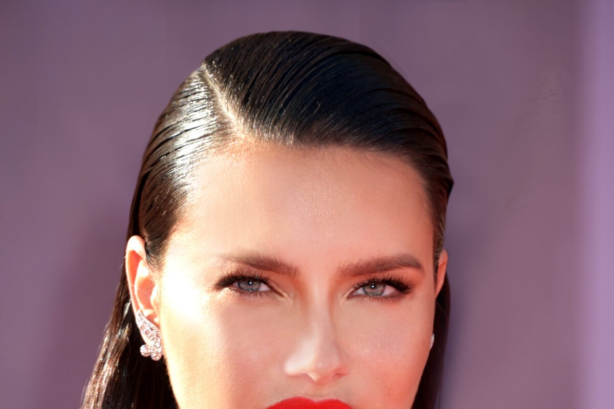 Creme de ouro 24k preparou a pele de Adriana Lima para o desfile da Victoria's Secret