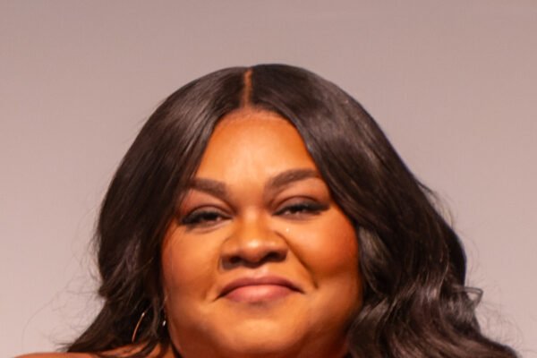 Da’Vine Joy Randolph escolhe Louis Vuitton sob medida e vestido branco com cauda no Academy Museum Gala