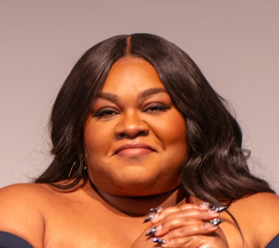 Da’Vine Joy Randolph escolhe Louis Vuitton sob medida e vestido branco com cauda no Academy Museum Gala