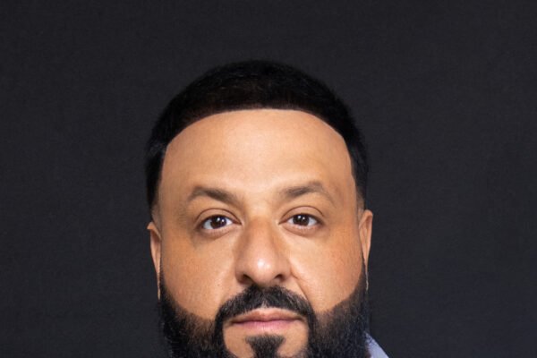 DJ Khaled ganha Audemars Piguet Royal Oak único com 720 crisoberilos do Brasil