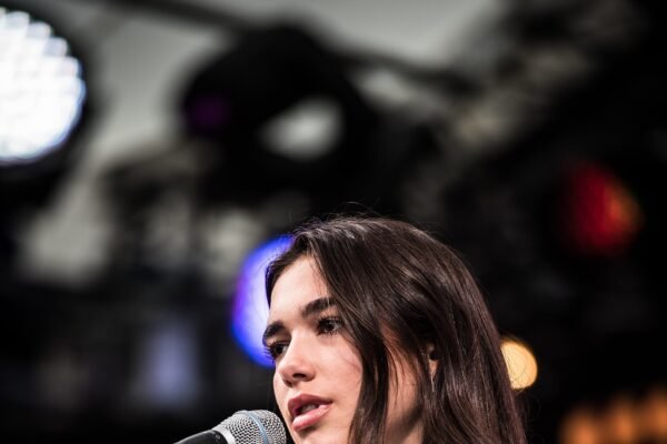 Dua Lipa aposta em scarpin zebra Christian Louboutin em jantar em Nova York