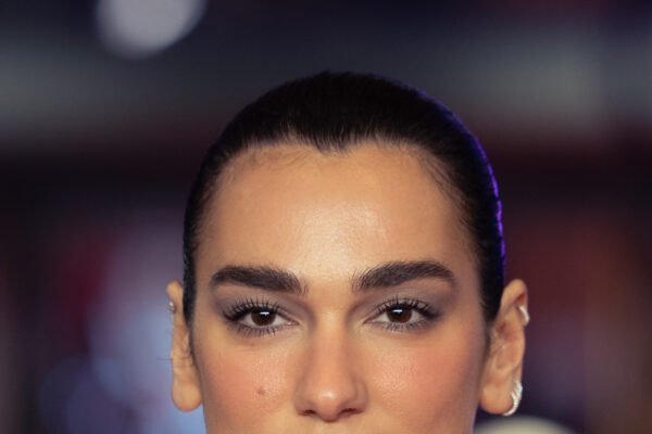 Dua Lipa usa mules Ferragamo com joia dourada e salto de 10 cm em Nova York