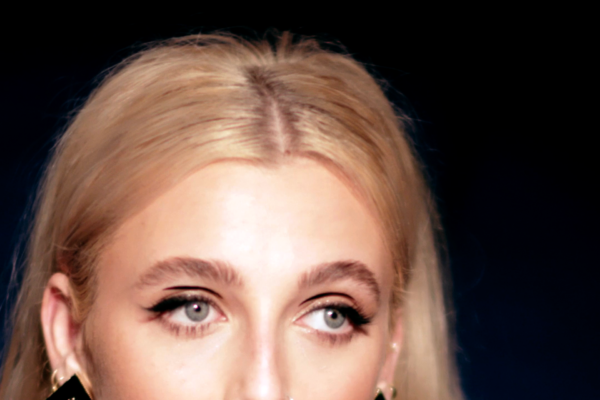 Emma Chamberlain aposta em Armani vermelho sob medida no Academy Museum Gala 2026