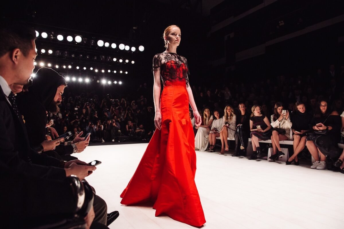 Emmanuele Louza marca presença na Semana de Moda de Paris