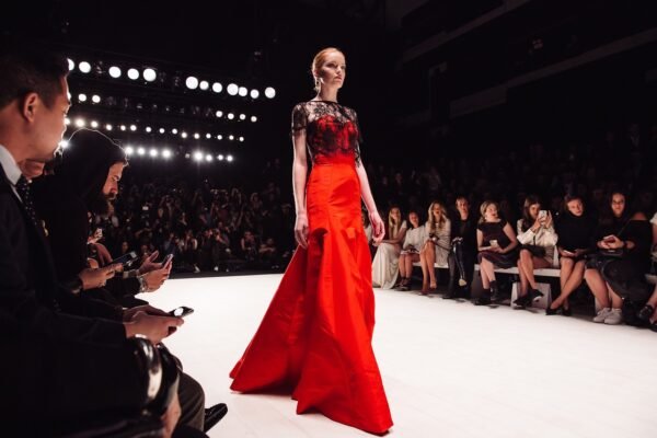 Emmanuele Louza marca presença na Semana de Moda de Paris