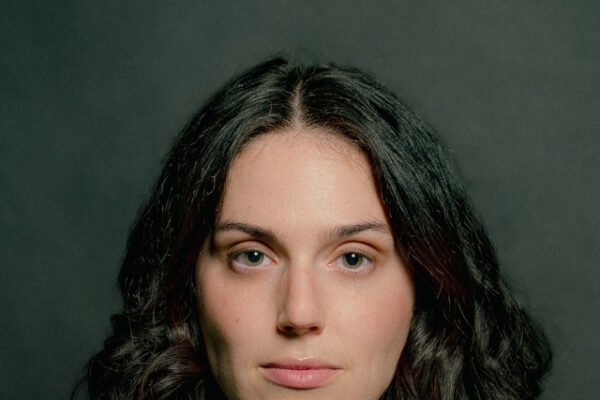Eva Victor, de "Sorry, Baby", é a nova embaixadora da Loewe