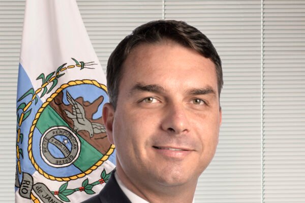Gate é acionado para checar carro de Flávio Bolsonaro após suspeita de bomba