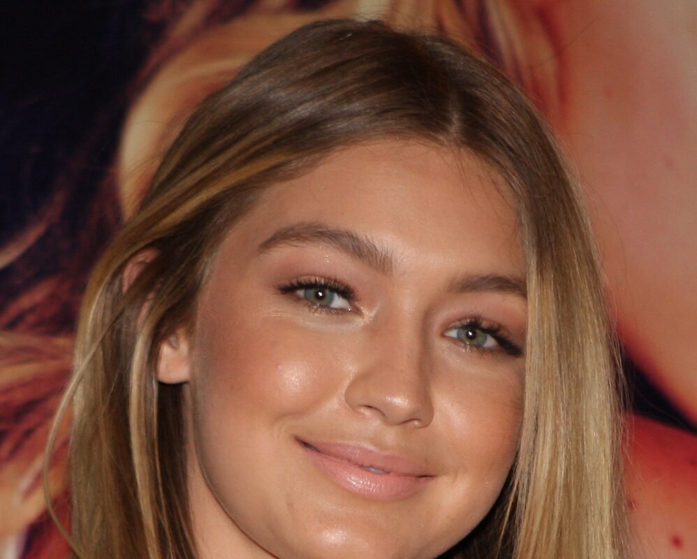 Gigi Hadid defende Elsa Hosk após críticas: asas de 34 kg e 3 m exigem 3 homens