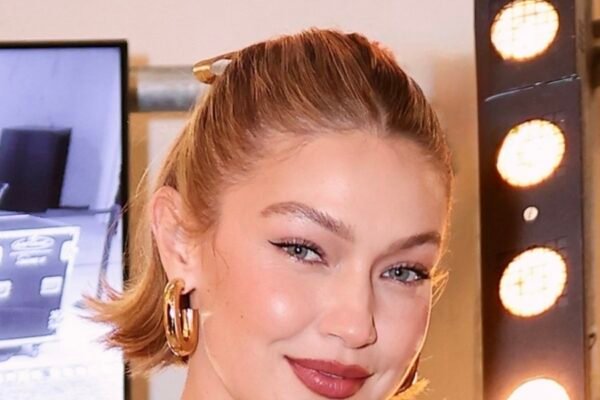 Gigi Hadid desfila pela sexta vez no Victoria's Secret Fashion Show 2026 com asas de paetês