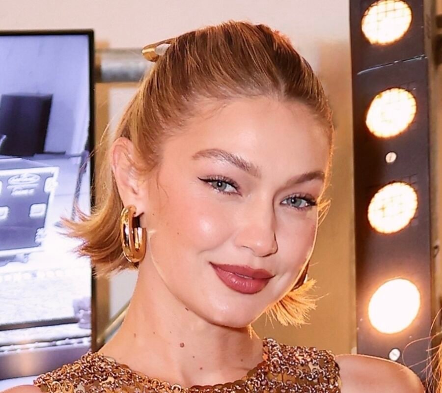 Gigi Hadid desfila pela sexta vez no Victoria's Secret Fashion Show 2026 com asas de paetês
