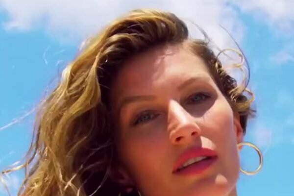 Gisele Bündchen surge de robe rosa no Victoria’s Secret Fashion Show e promete volta