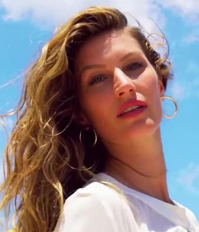 Gisele Bündchen surge de robe rosa no Victoria’s Secret Fashion Show e promete volta