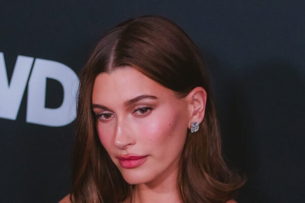 Hailey Bieber aposta em unhas pretas com Black Onyx da OPI no Academy Museum Gala