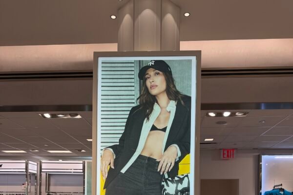 Hailey Bieber veste renda preta floral em nova campanha da Calzedonia