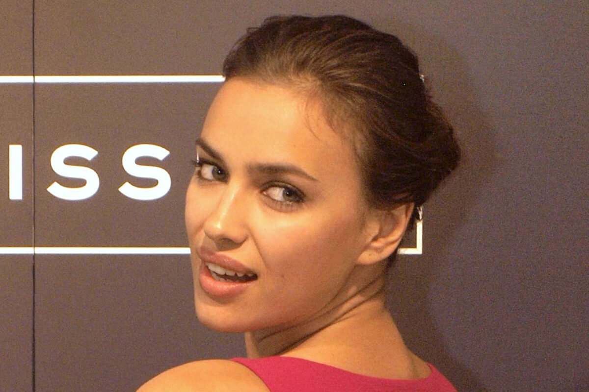 Irina Shayk aposta em calça transparente de cintura baixíssima da Mowalola
