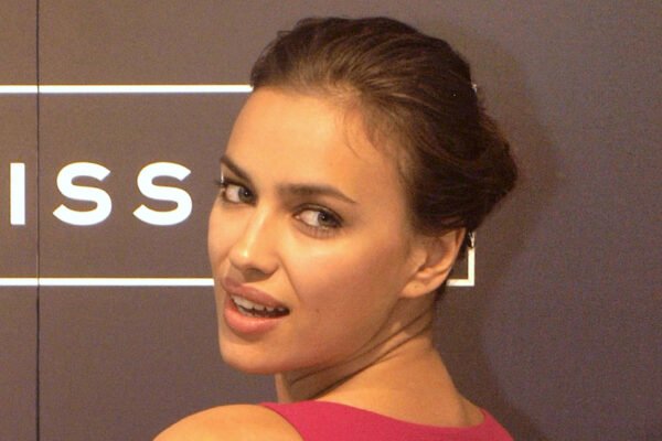 Irina Shayk aposta em calça transparente de cintura baixíssima da Mowalola