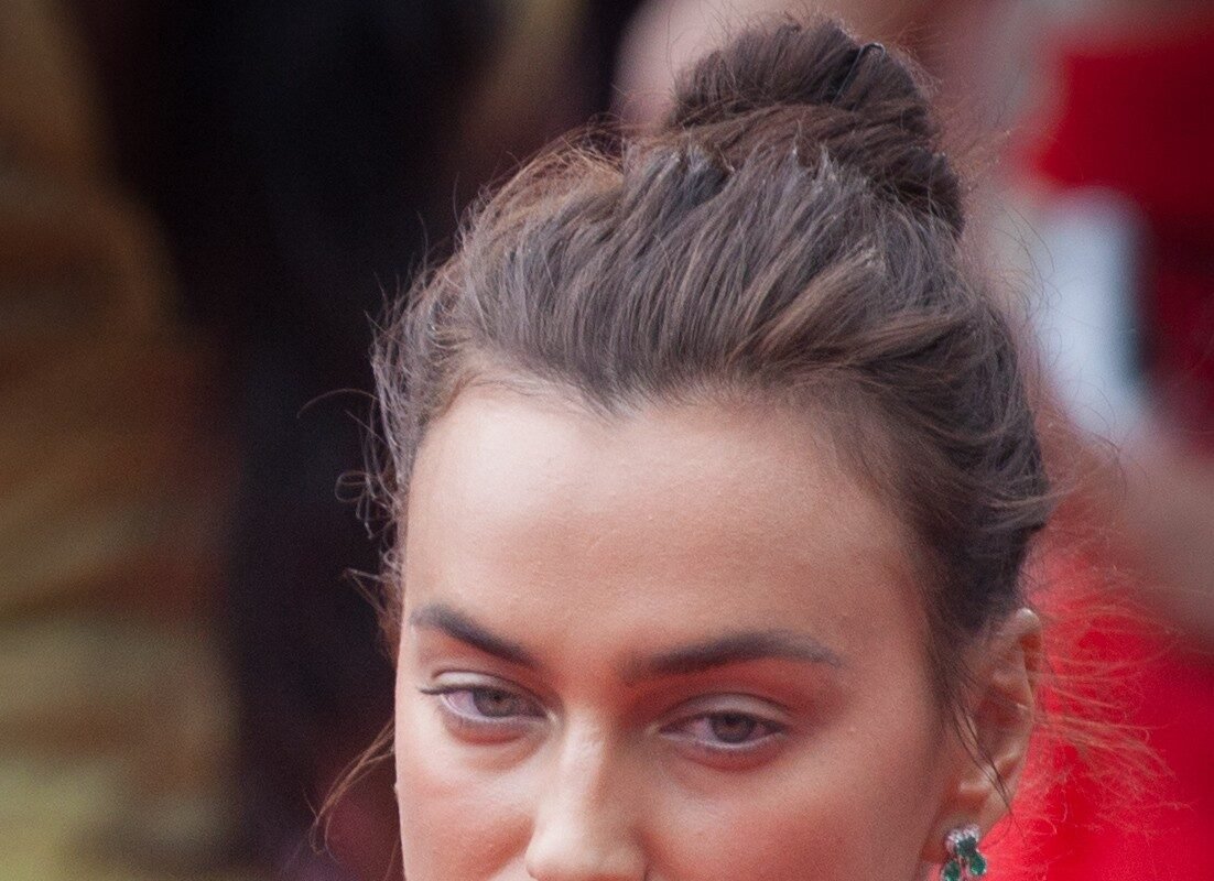 Irina Shayk e mais duas modelos da Victoria’s Secret revelam o hidratante labial de estimação