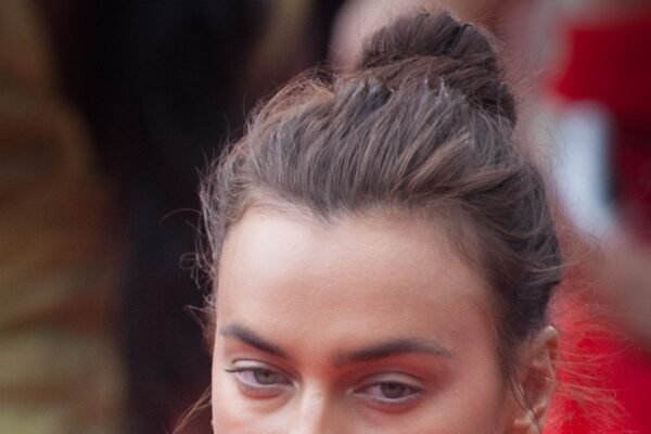 Irina Shayk e mais duas modelos da Victoria’s Secret revelam o hidratante labial de estimação