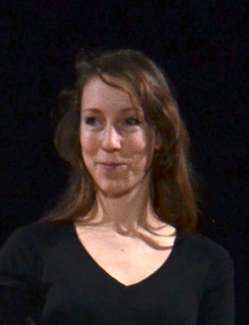 Iris van Herpen cria ouro 22 quilates reciclado inspirado no som do solo para Perrier-Jouët