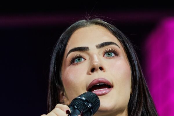 Jade Picon aposta em visual inspirado na Grécia antiga e chama atenção em premiação