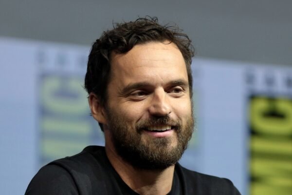 Jake Johnson, de New Girl, vende casa modernista em Pasadena por US$ 3,3 milhões
