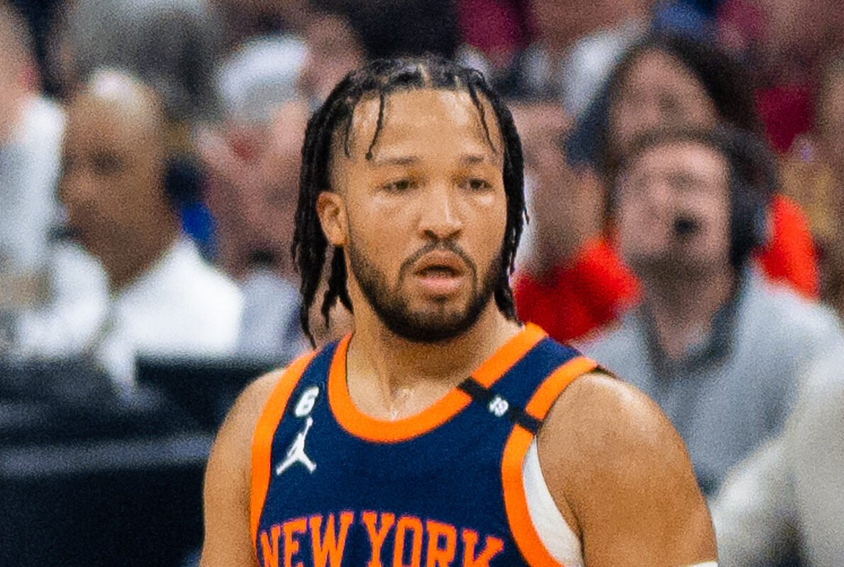 Jalen Brunson entra em quadra com Kobe 6 dourado na noite do anel dos Knicks