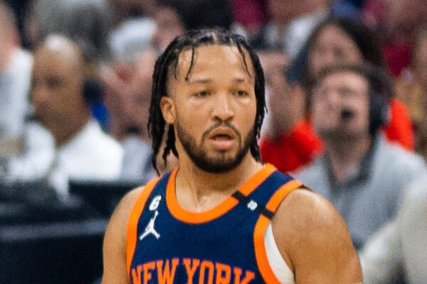 Jalen Brunson entra em quadra com Kobe 6 dourado na noite do anel dos Knicks