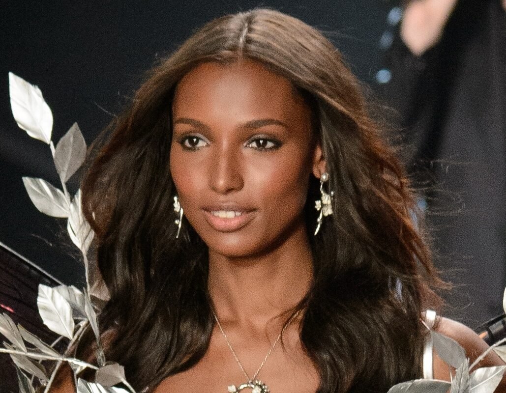 Jared lança loja-protótipo no Arizona e campanha de Natal com Jasmine Tookes