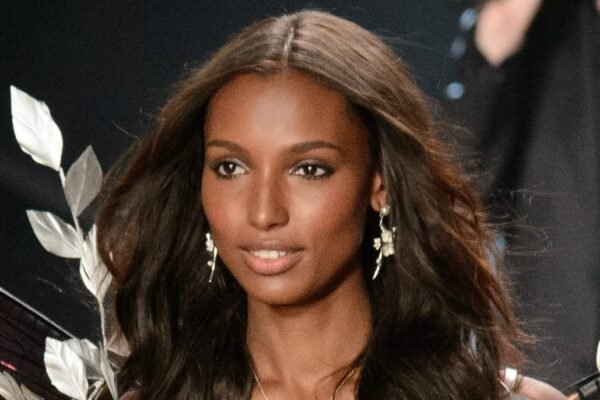 Jared lança loja-protótipo no Arizona e campanha de Natal com Jasmine Tookes